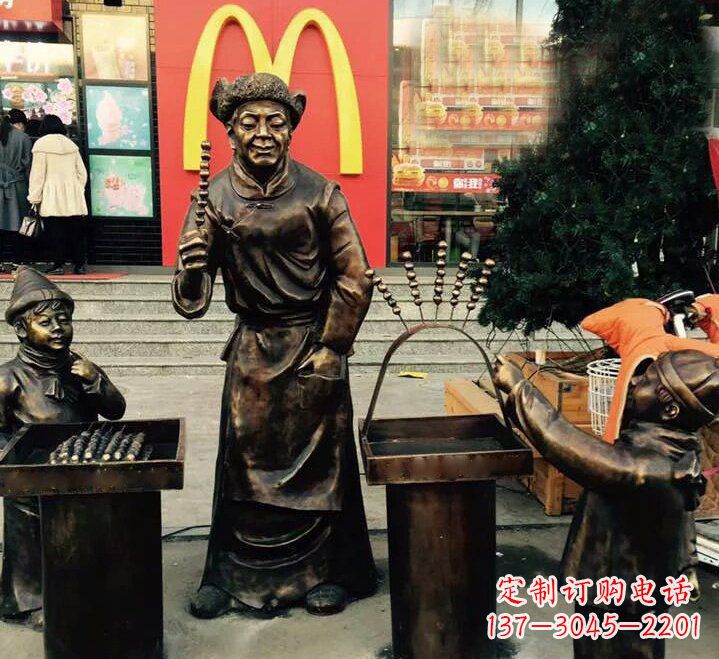 威海步行街上的糖葫芦铜雕