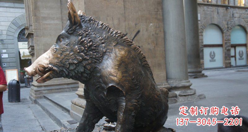 威海野猪雕塑给步行街带来美丽风景
