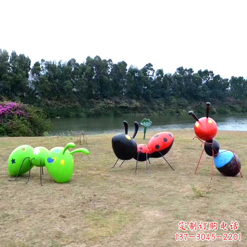 威海彩绘玻璃钢蚂蚁雕塑——精致又充满动感
