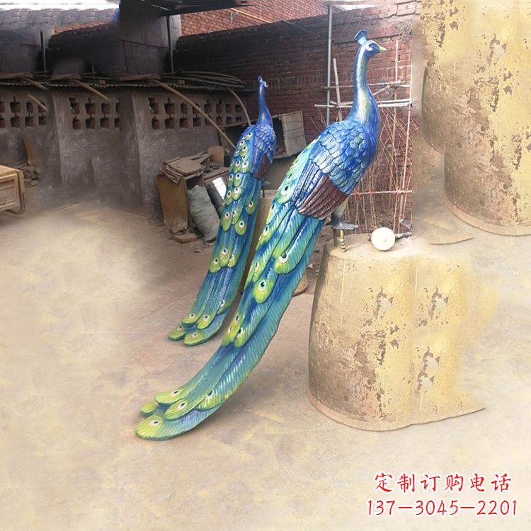 威海传统文化的象征——彩绘孔雀铜雕塑