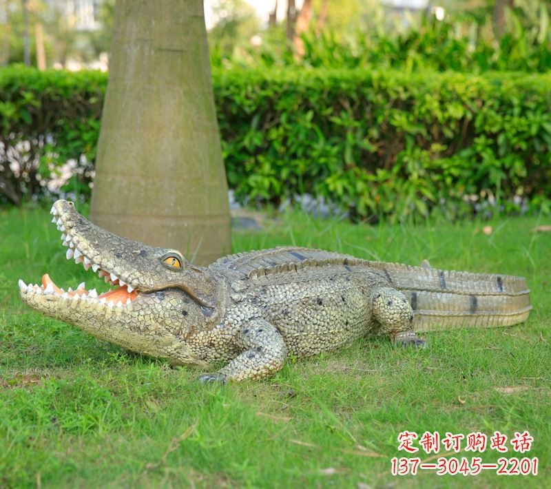 威海草坪动物雕塑,玻璃钢仿真鳄鱼