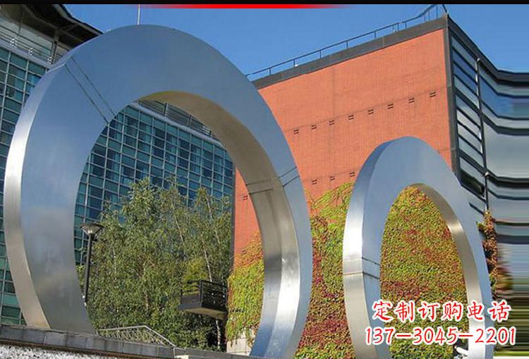 威海城市空间里的不锈钢圆环雕塑