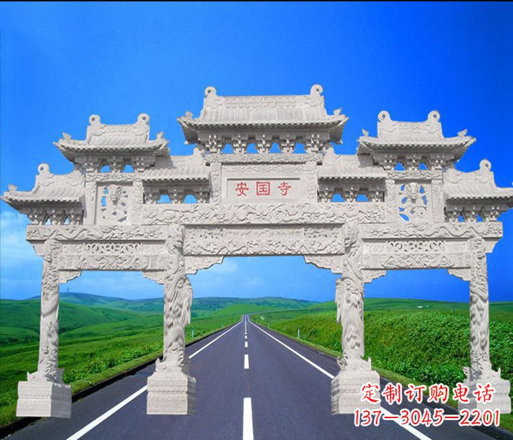 威海城市中的石雕牌坊雕塑