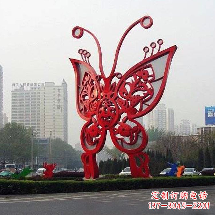 威海绿化带上的大型红色蝴蝶雕塑