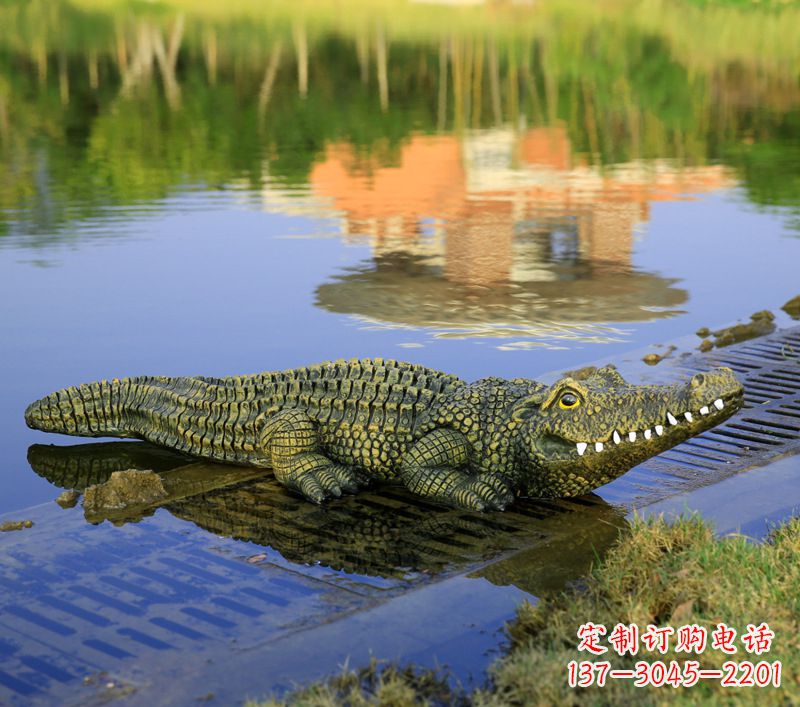 威海池塘水池仿真大鳄鱼雕塑玻璃钢园林水景草丛动物摆件