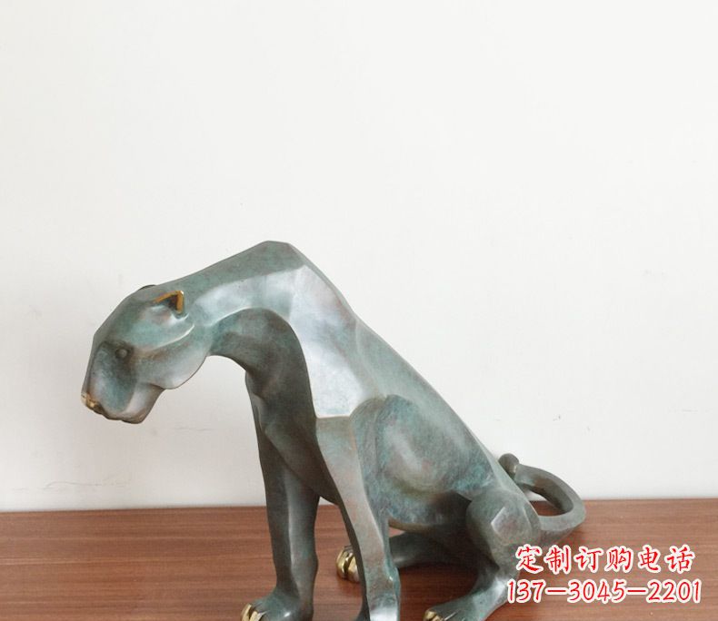 威海绚丽多彩的豹子动物铜雕