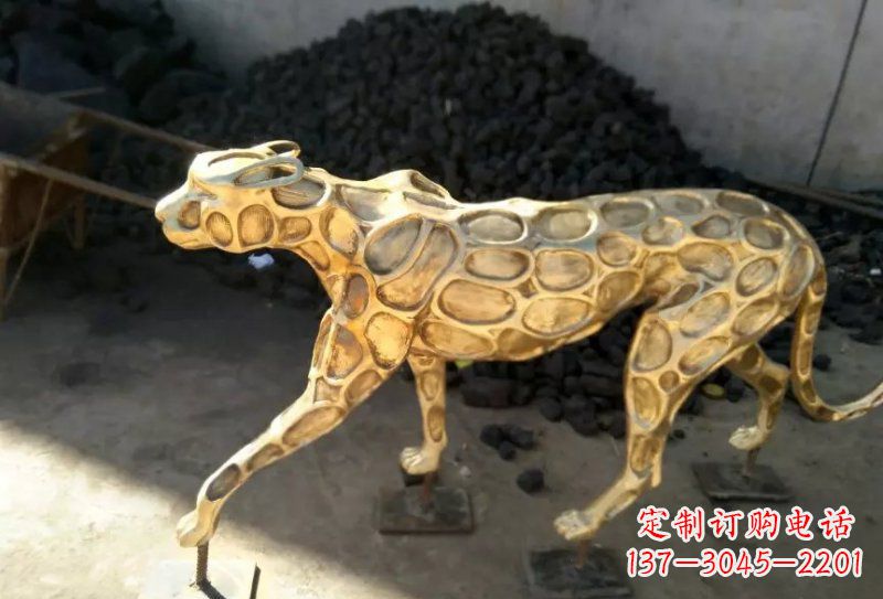 威海青铜豹雕塑象征着非凡力量与威严
