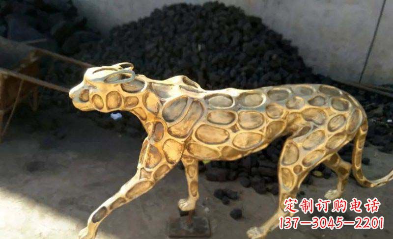 威海雄健的豹雕塑