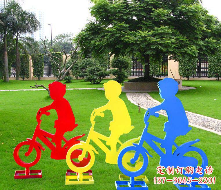 威海青春无悔——一尊男孩骑车雕塑
