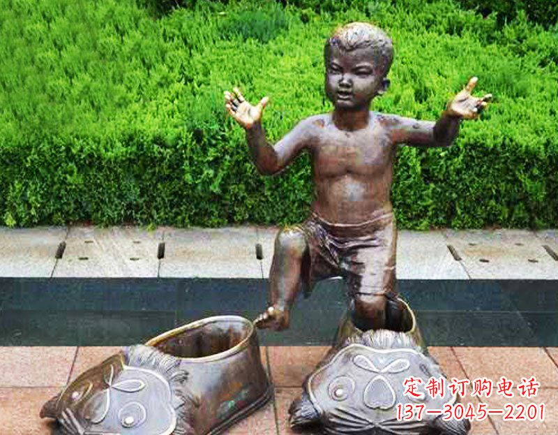 威海穿老虎鞋的小孩公园小品玻璃钢仿铜雕塑