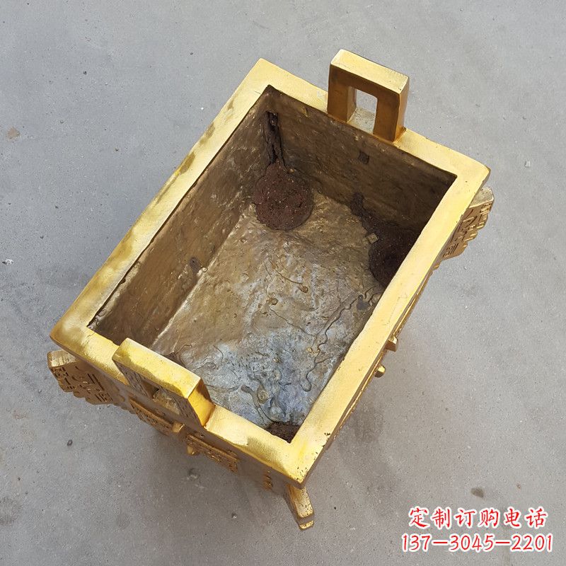 威海以纯铜铸造的金色香炉鼎