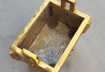 威海以纯铜铸造的金色香炉鼎