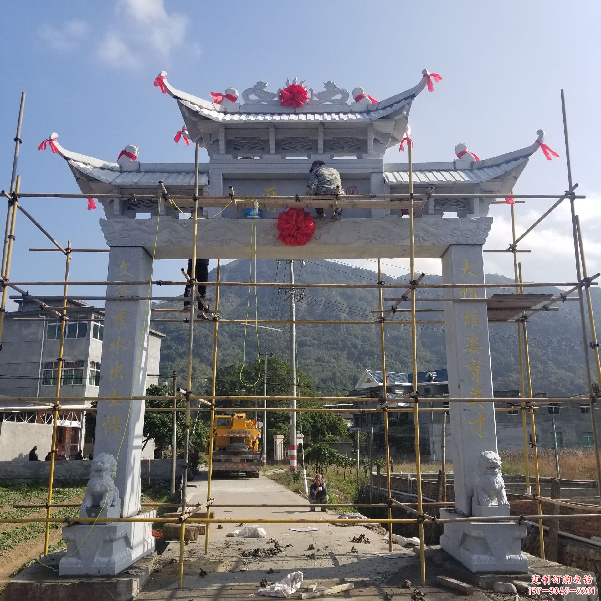 威海精美的牌坊雕塑,点亮村口