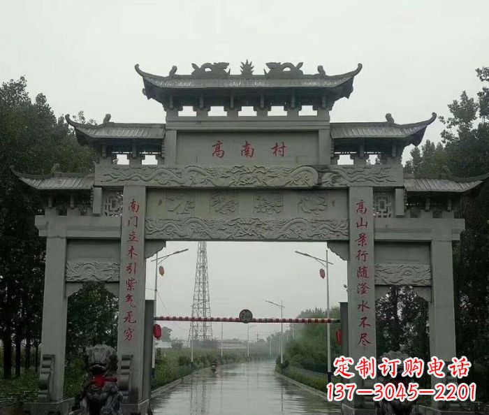 威海村口的石雕牌楼——缅怀传统文化