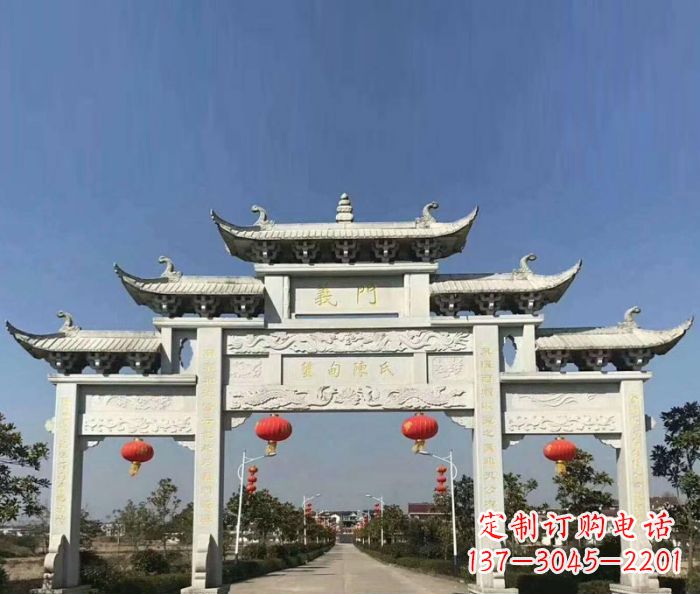 威海传承百年,村口牌楼雕塑的历史