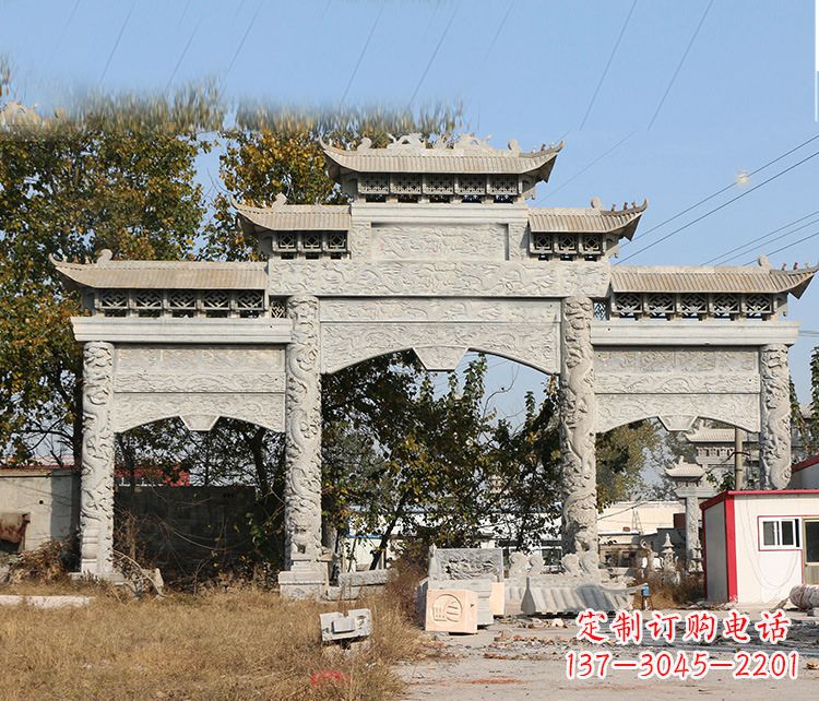 威海村镇门口的石雕牌坊展现精湛工艺