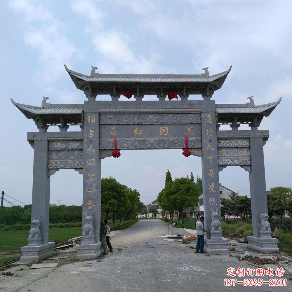 威海青石三门牌坊雕塑传承中国古典文化
