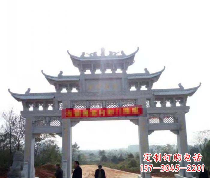 威海三门石雕牌楼古老而精美的雕塑
