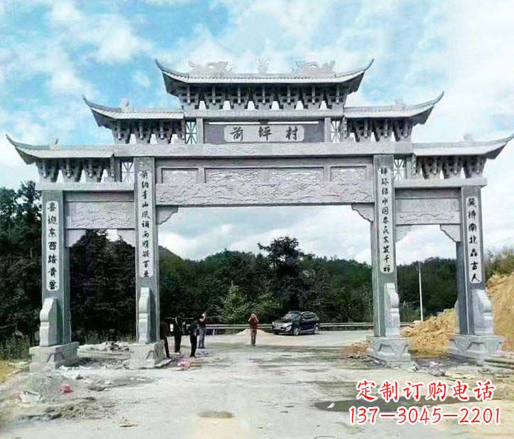威海村庄三门石牌坊石雕的内容。