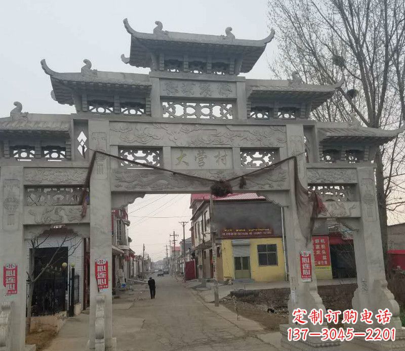 威海村庄三门石牌坊石雕传承古老文化