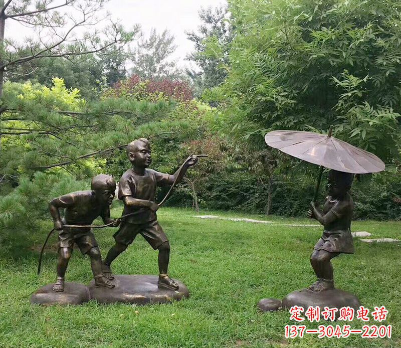 威海打伞玩水的儿童铜雕