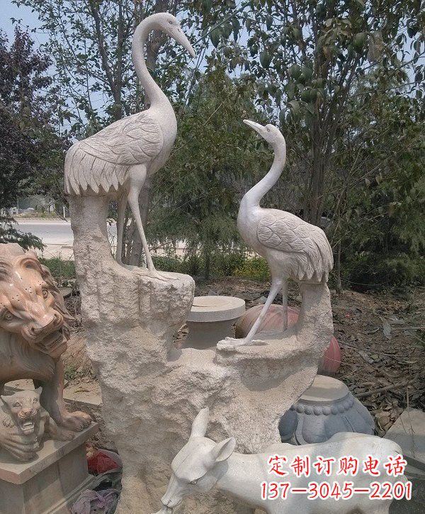 威海静谧优雅的丹顶鹤雕塑