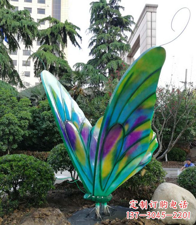 威海华丽璀璨的蝴蝶彩绘雕塑