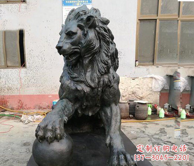威海高质量西方踩球狮子铜雕塑