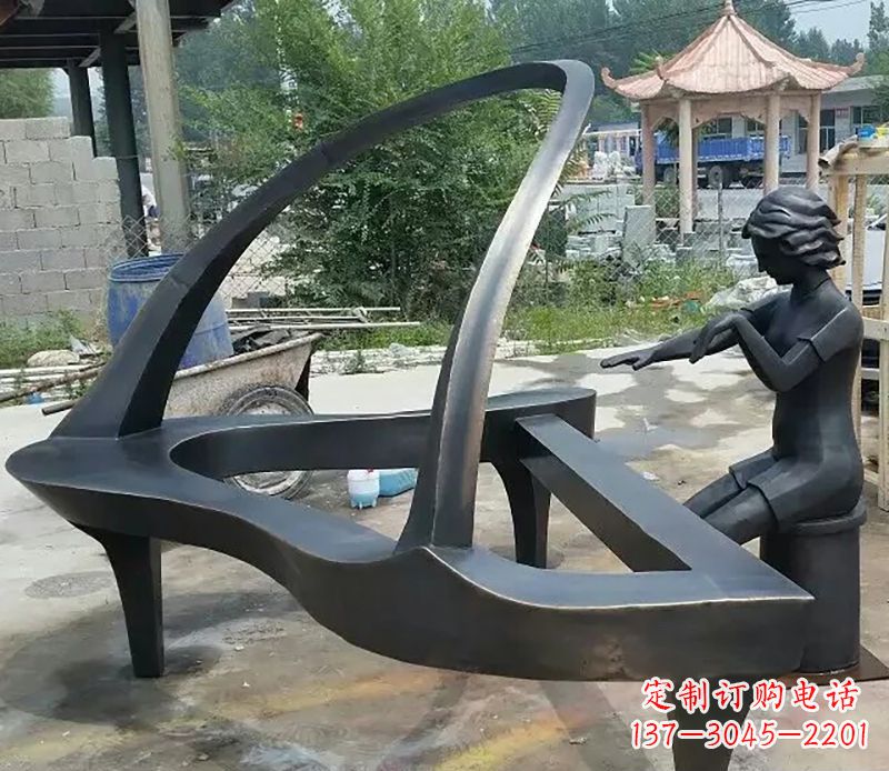 威海弹钢琴广场抽象铜雕