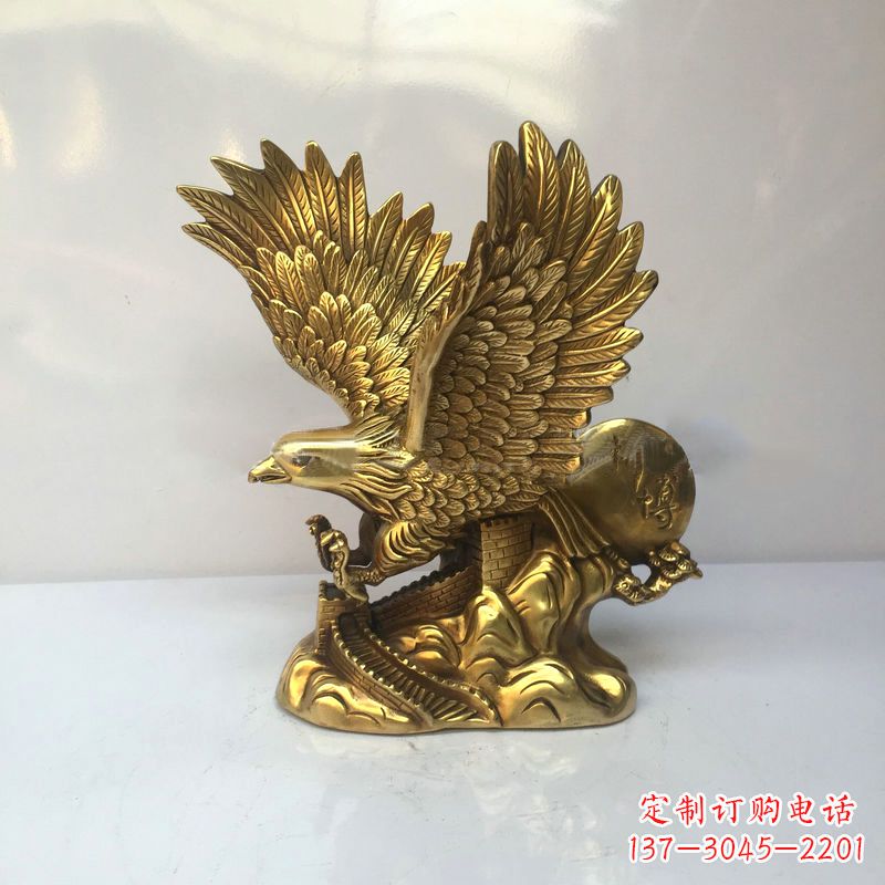 威海高雅迷人的镀金铜老鹰雕塑