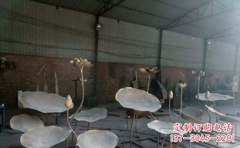 威海锻铜荷叶荷花广场景观雕塑