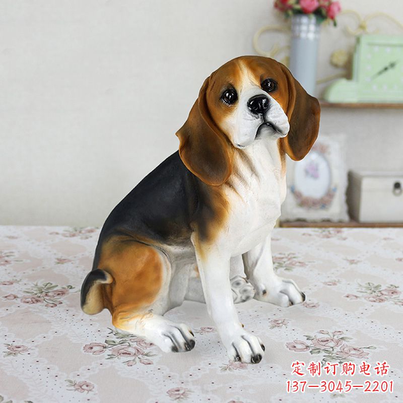 威海玻璃钢蹲姿仿真比格犬雕塑