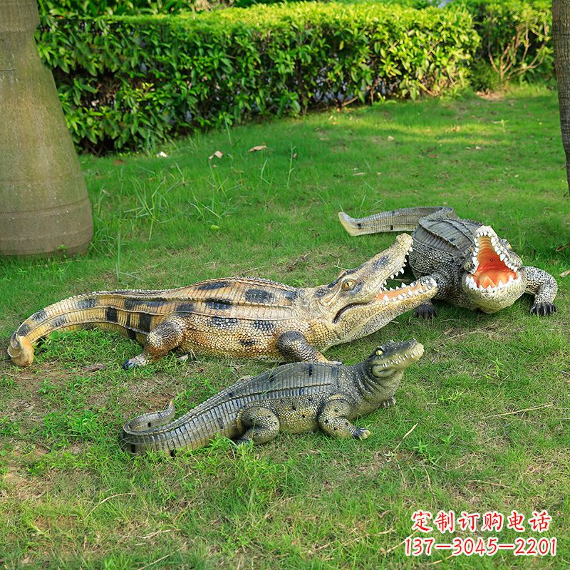 威海鳄鱼雕塑摆件玻璃钢公园园林草坪动物雕塑
