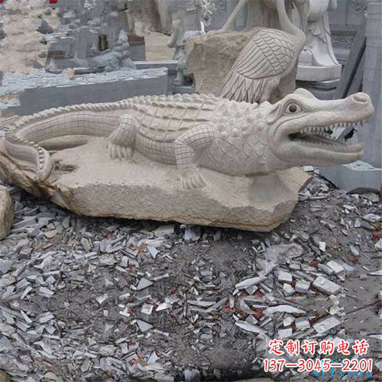 威海鳄鱼黄沙岩动物石雕精致装饰您的家