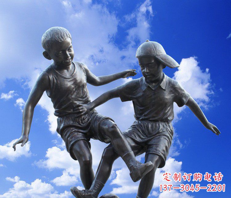 威海校园玻璃钢仿铜儿童踢球景观雕塑