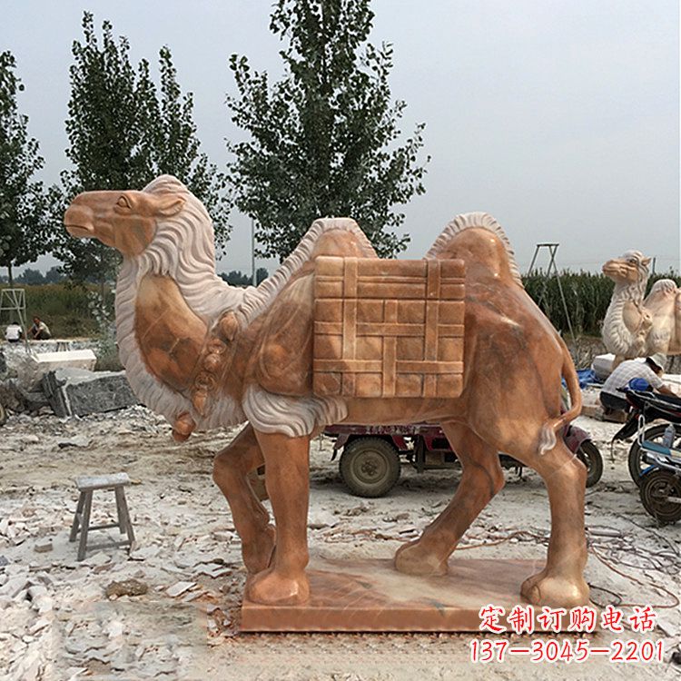 威海负重骆驼雕塑—晚霞之红