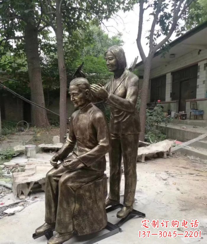 威海纪念母亲的传统铜雕梳头人物