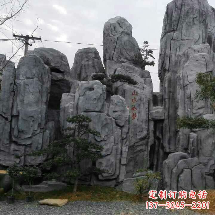 威海GRC塑石假山雕塑--营造一片芳草如茵的大自然风景