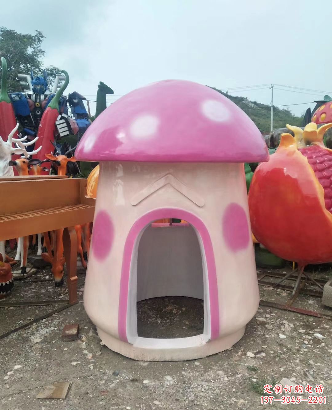 威海精致彩绘蘑菇屋雕塑