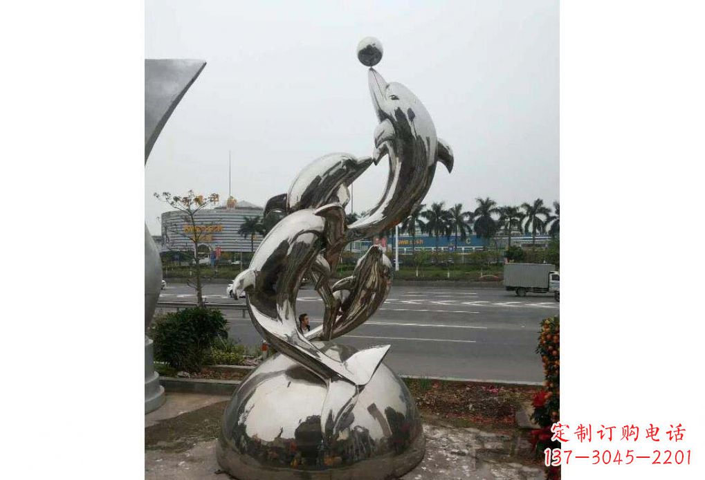 威海公园不锈钢顶球的海豚雕塑