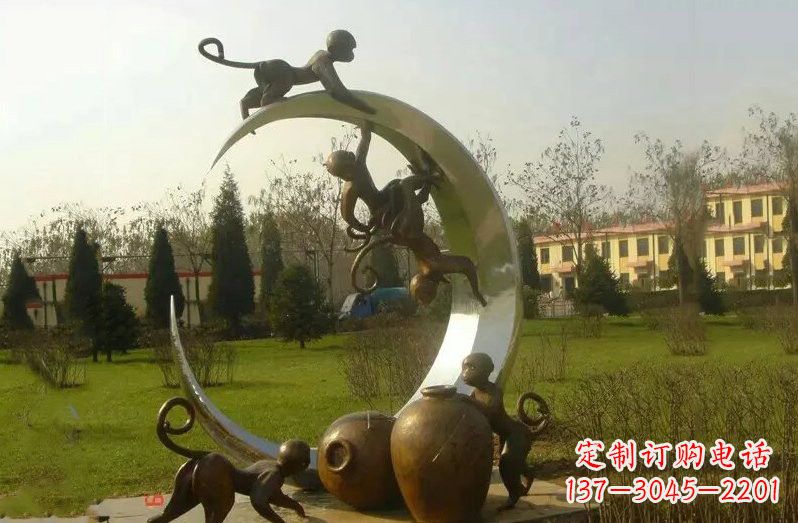威海不锈钢猴子拉月亮雕塑