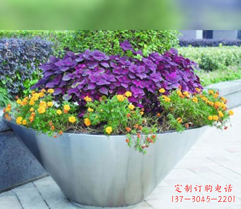 威海中领雕塑精致无比的花盆雕塑