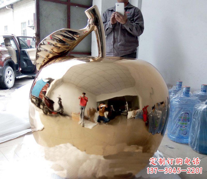 威海精美的不锈钢镜面苹果雕塑