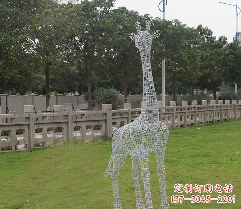 威海浪漫活力·不锈钢镂空长颈鹿雕塑