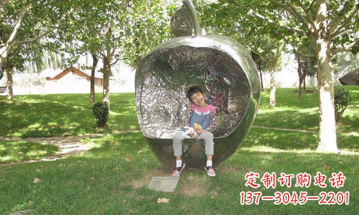 威海精致雕刻不锈钢苹果座椅雕塑