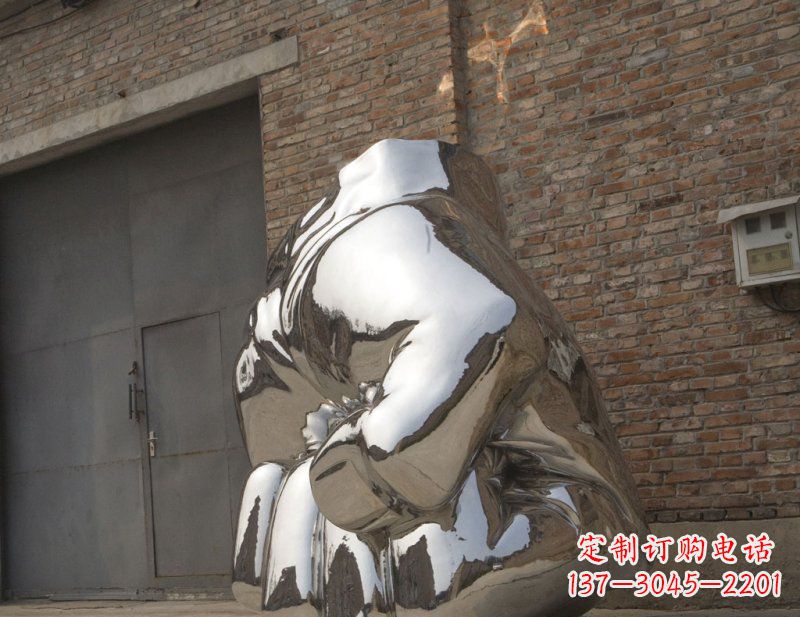 威海冰冷威力，让精神抖动的不锈钢拳头雕塑