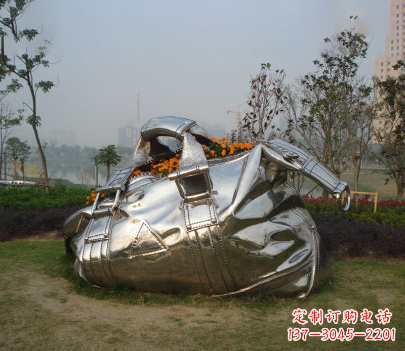 威海不锈钢手提包雕塑--传承经典,拥有独特之美