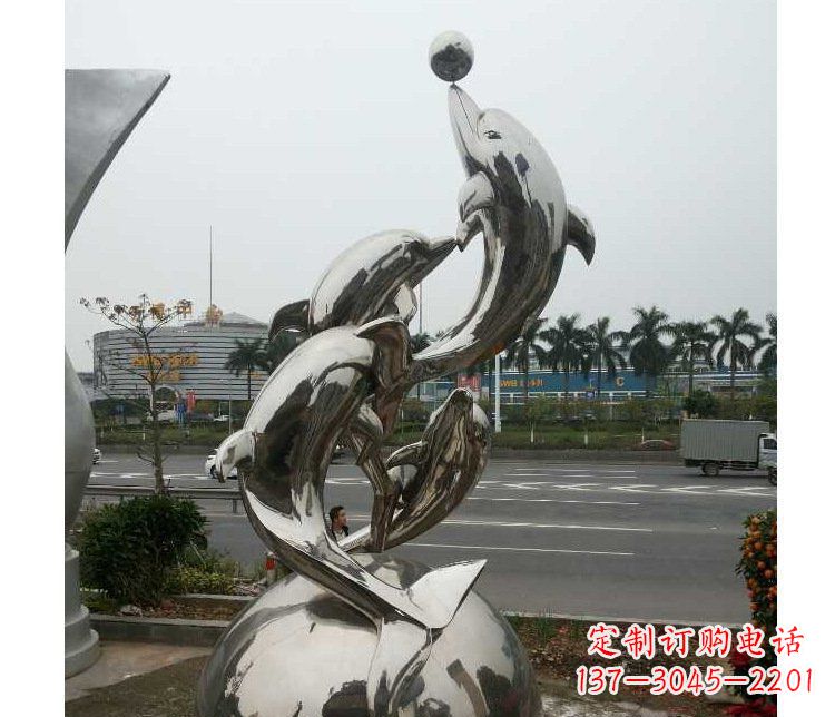威海海豚雕塑多功能不锈钢跳跃玩球
