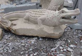 威海鳄鱼黄沙岩动物石雕精致装饰您的家