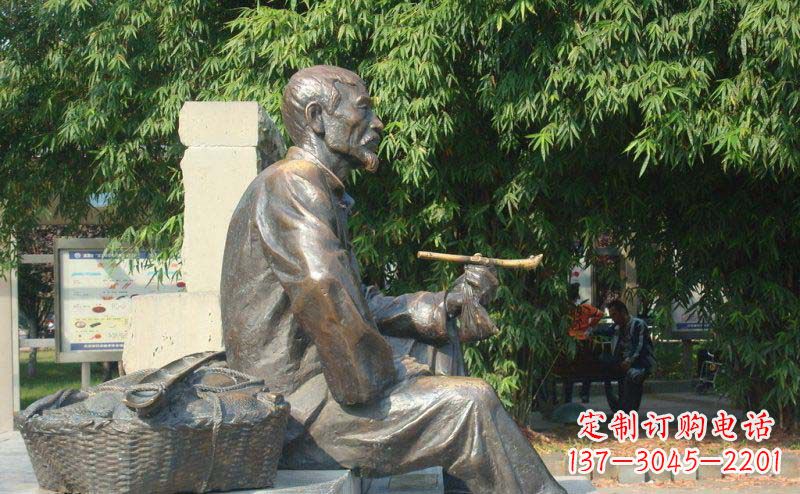 威海老人小品铜雕抽袋烟的智慧与景仰